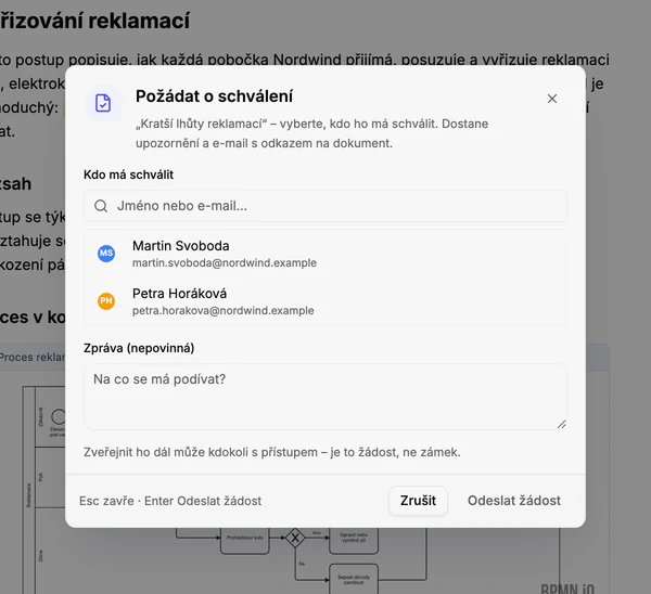 Dialog Požádat o schválení se seznamem kolegů, políčkem pro zprávu a tlačítky Zrušit a Odeslat žádost.